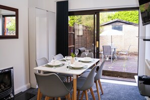 Dining - Bright 3-BR Home Near Coventry Station | Sleeps 7 (Coventry)