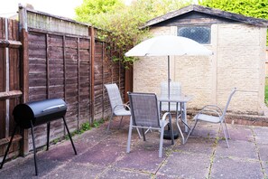 Outdoor dining - Bright 3-BR Home Near Coventry Station | Sleeps 7 (Coventry)