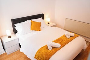 3 bedrooms, iron/ironing board, WiFi, bed sheets - Bright 3-BR Home Near Coventry Station | Sleeps 7 (Coventry)