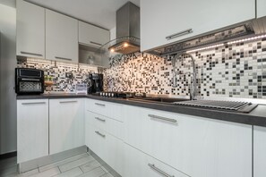 Fridge, microwave, oven, stovetop