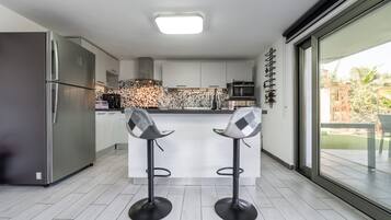 Refrigerador, microondas, horno, placa de cocina