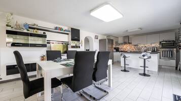 Refrigerador, microondas, horno, placa de cocina