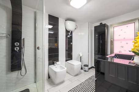 Shower, towels. MomoLea Holiday Home