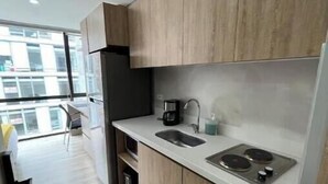 Una cocina moderna con armarios de madera, un lavamanos doble y una estufa.