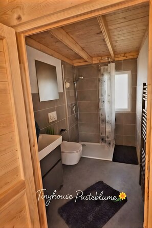 Shower, hair dryer, towels - Tiny House Pusteblume with Private Terrace, Wi-Fi, and Air Conditioning (Wesseln)