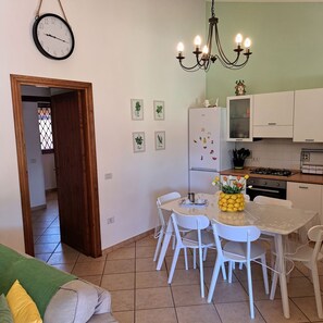 Interior - The Sea House - The Sea House Campofelice Beach - a stone's throw from the beach (Piana Calzata)