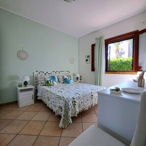 Iron/ironing board, WiFi, bed sheets - The Sea House - The Sea House Campofelice Beach - a stone's throw from the beach (Piana Calzata)
