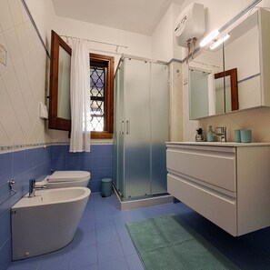 Shower, hair dryer, bidet, towels - The Sea House - The Sea House Campofelice Beach - a stone's throw from the beach (Piana Calzata)