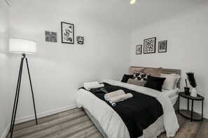 Iron/ironing board, WiFi, bed sheets - Entire Apartment in the Heart of Soho London// Best location in London (London)