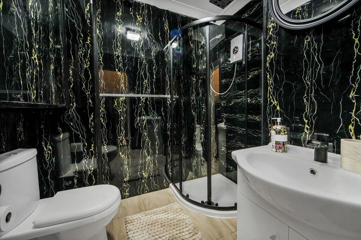 Douche, séchoir à cheveux, serviettes fournies, savon