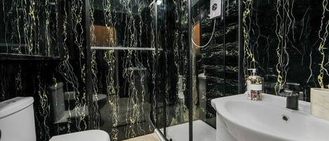 Douche, séchoir à cheveux, serviettes fournies, savon