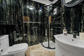 Shower, hair dryer, towels, soap - Entire Apartment in the Heart of Soho London// Best location in London (London)