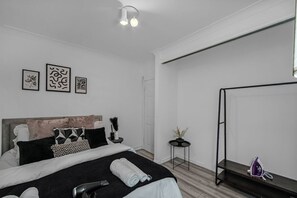 Iron/ironing board, WiFi, bed sheets - Entire Apartment in the Heart of Soho London// Best location in London (London)