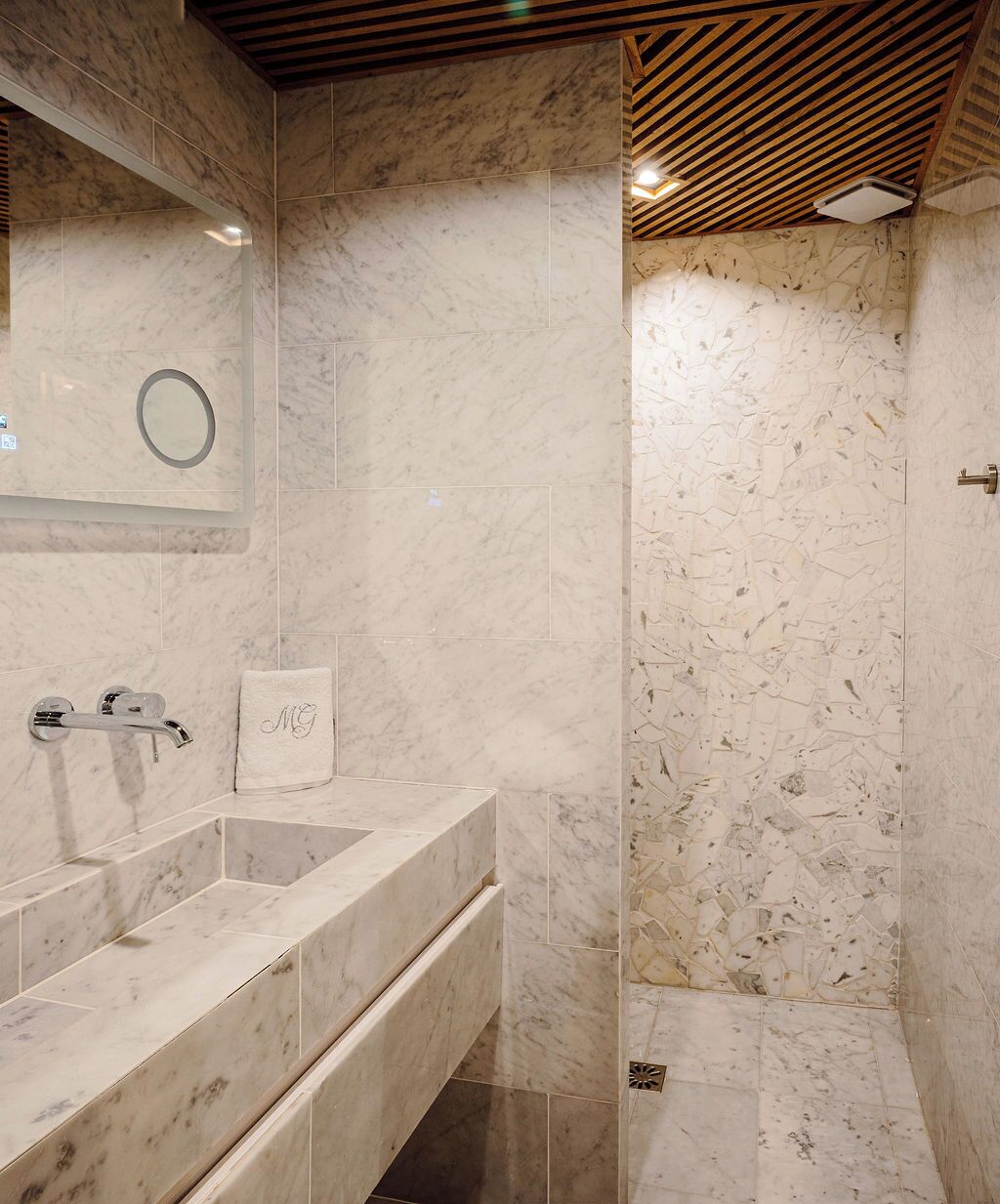 Douche, sèche-cheveux, bidet, serviettes fournies