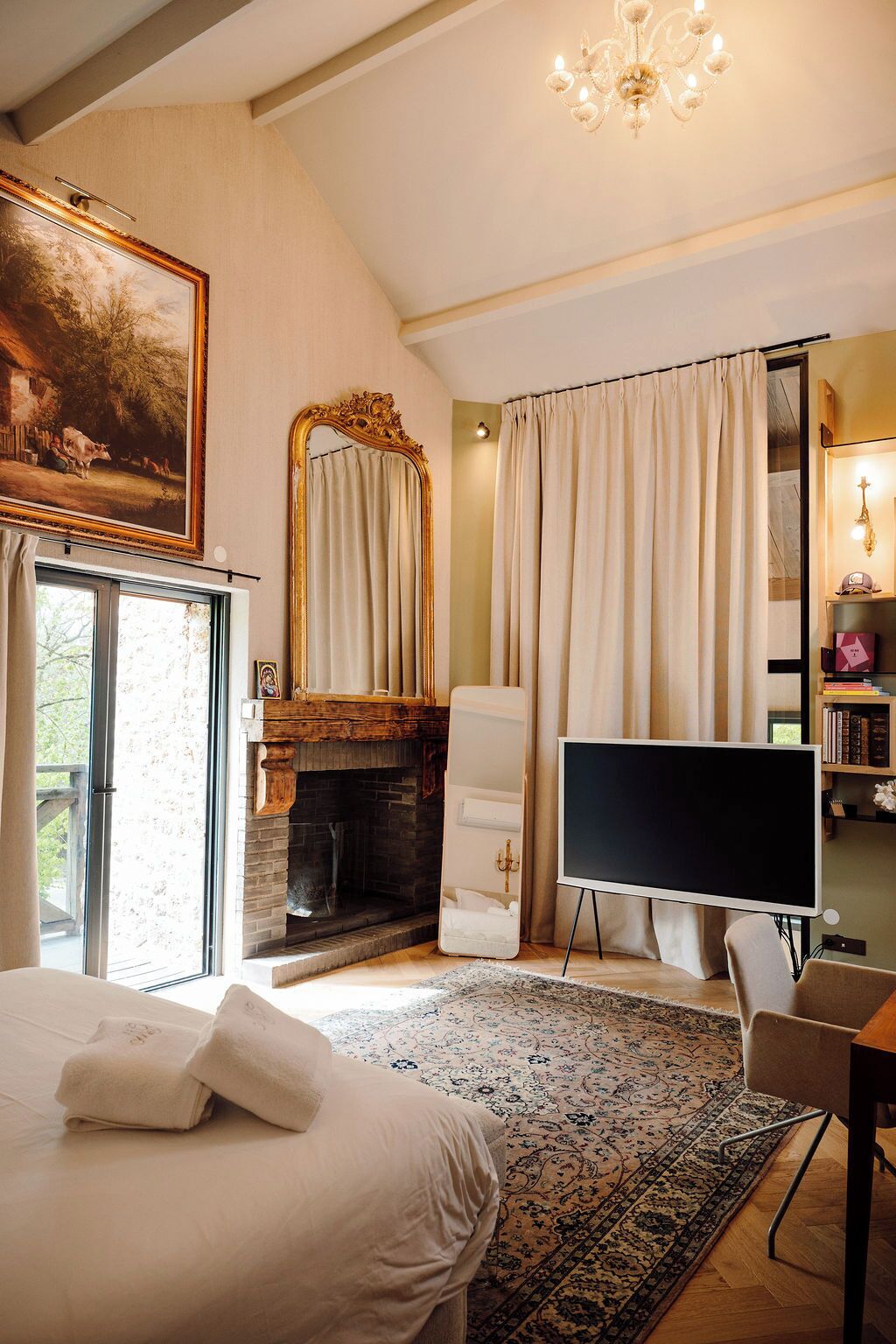 4 bedrooms, iron/ironing board, free WiFi, bed sheets