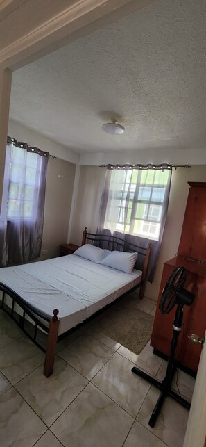 2 bedrooms, iron/ironing board, free WiFi - Serene 2-bedroom house with AC in charming Leopoldville, wallhouse. (Loubiere)
