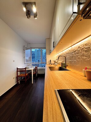 Apartemen Deluks, pemandangan kota | Dapur pribadi | Lemari es, oven, kompor, dan mesin pencuci piring