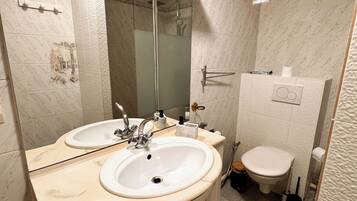 Apartemen Deluks, pemandangan kota | Kamar mandi | Shower, perlengkapan mandi gratis, pengering rambut, dan handuk