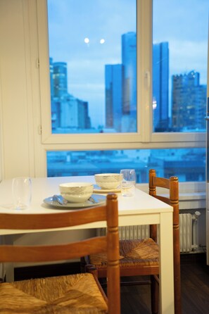 Apartemen Deluks, pemandangan kota | Tempat makan