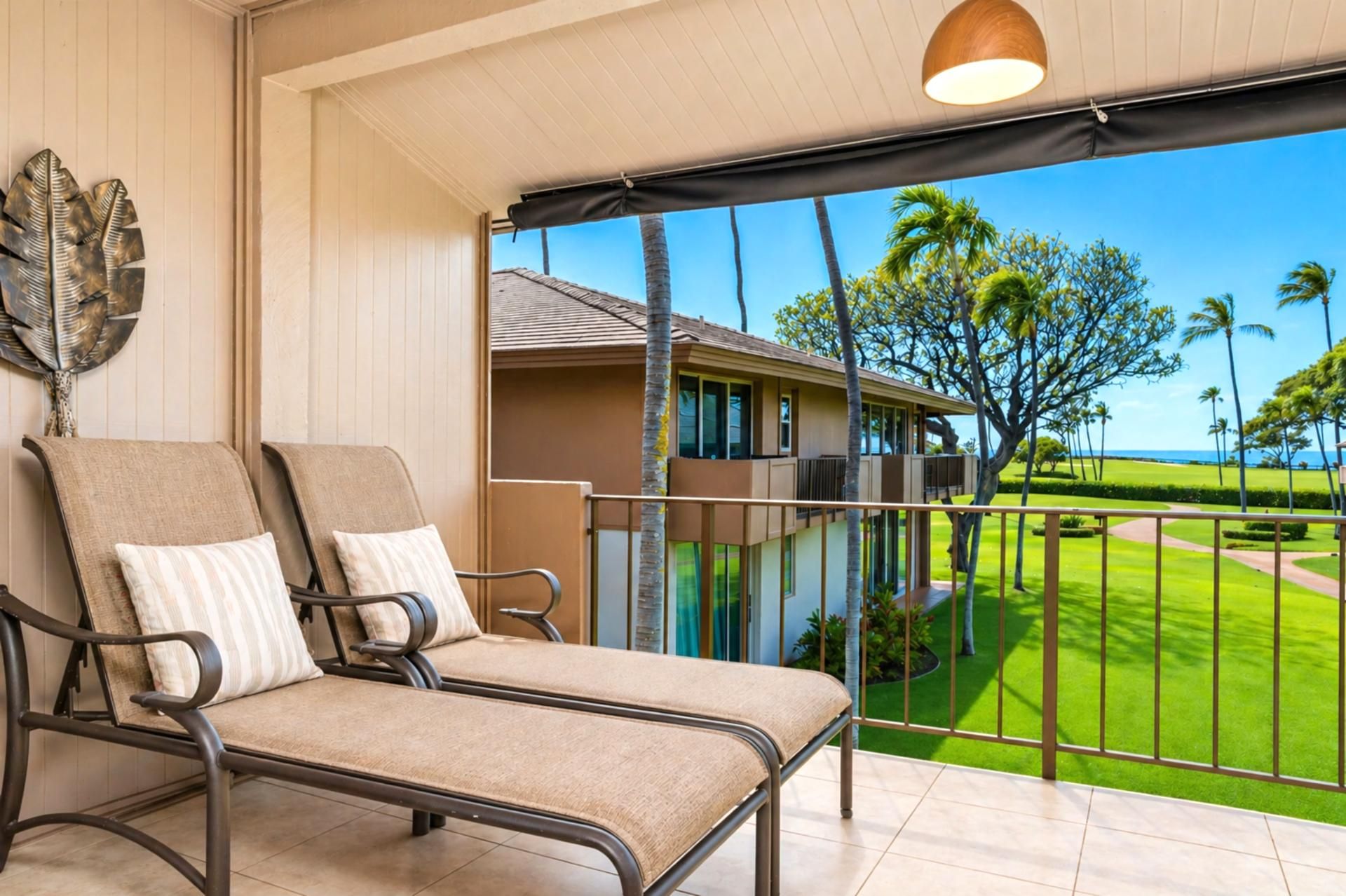 Un balcon donnant sur un terrain de golf et un immeuble.