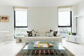 TV, offices - Stylish2BD Penthouse Panoramic Views Nth Melbourne (North Melbourne)
