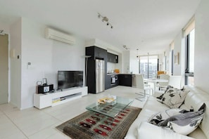 TV, offices - Stylish2BD Penthouse Panoramic Views Nth Melbourne (North Melbourne)