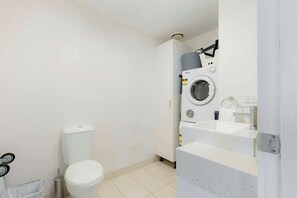 Shower, hair dryer, shampoo - Stylish2BD Penthouse Panoramic Views Nth Melbourne (North Melbourne)