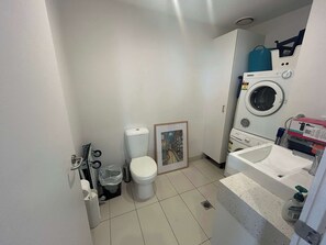 Een douche, een haardroger, shampoo
