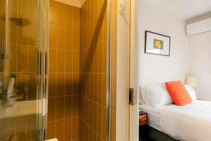 Een douche, een haardroger, shampoo