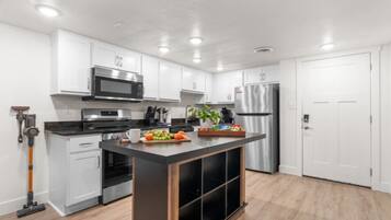Réfrigérateur, four à micro-ondes, un four, surface de cuisson