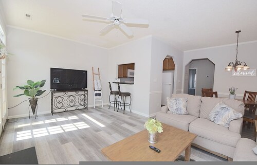 Coastal Getaway Large Clean-n-cozy 3bdrm Home