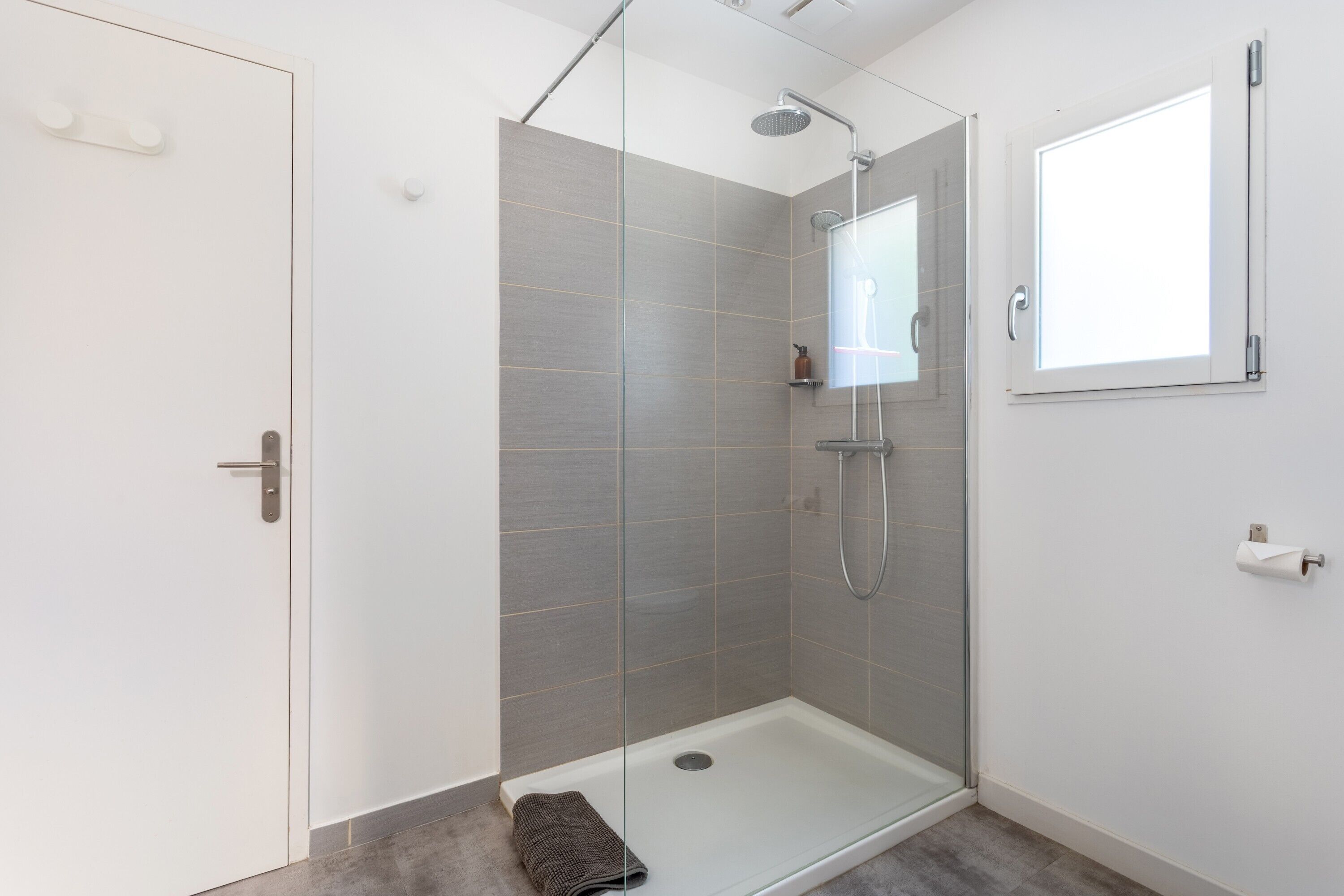 Douche, sèche-cheveux, serviettes fournies