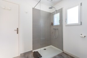 Shower, hair dryer, towels - Bed and Breakfast 'Cap À L'ouest' with Shared Terrace, Shared Garden and Wi-Fi (Moëlan-sur-Mer)