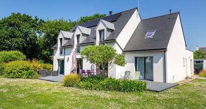 Bed and Breakfast 'Cap À L'ouest' with Shared Terrace, Shared Garden and Wi-Fi