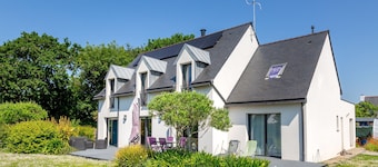 Bed and Breakfast 'Cap À L'ouest' with Shared Terrace, Shared Garden and Wi-Fi