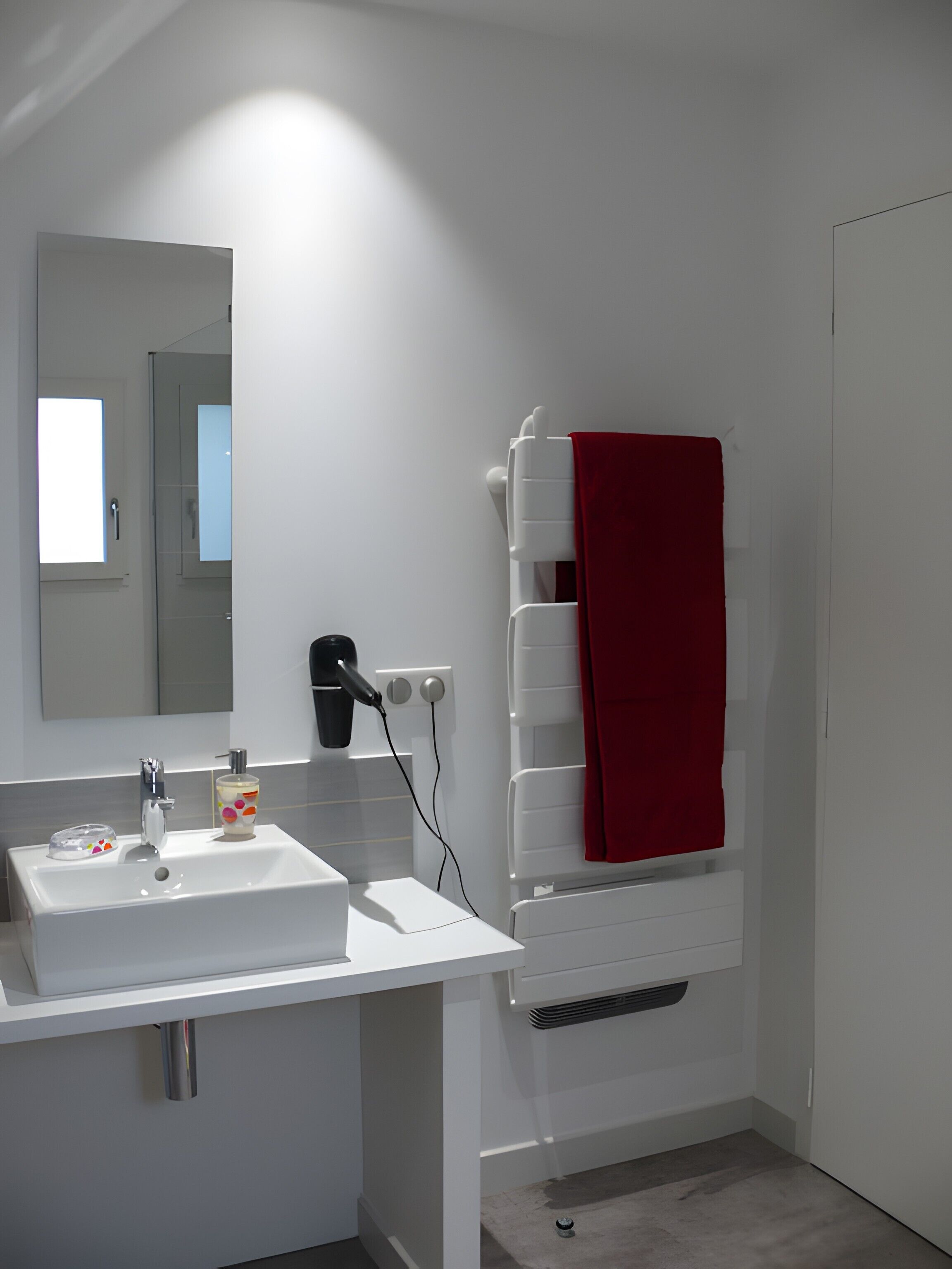 Douche, sèche-cheveux, serviettes fournies