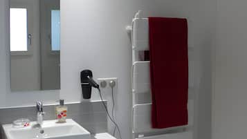 Douche, sèche-cheveux, serviettes fournies
