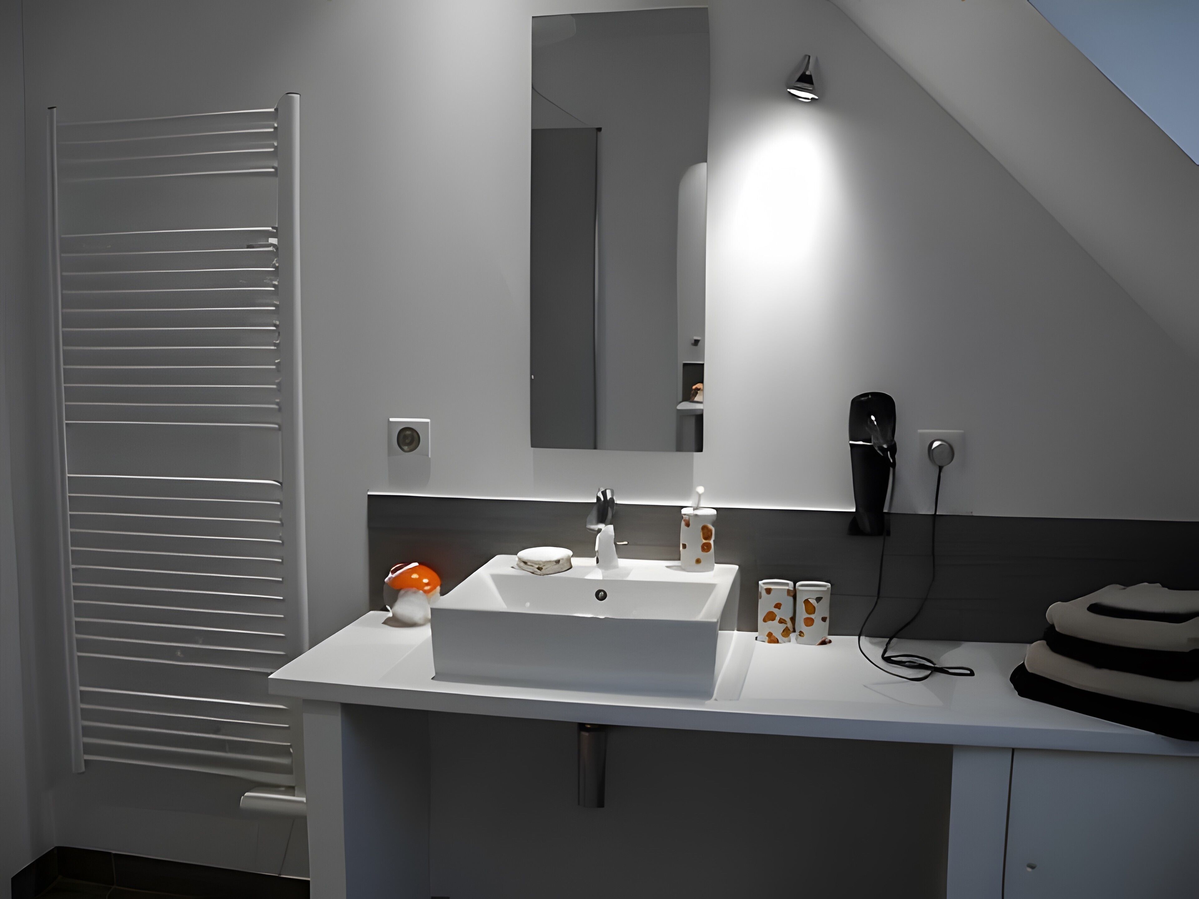 Douche, sèche-cheveux, serviettes fournies