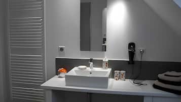 Douche, sèche-cheveux, serviettes fournies
