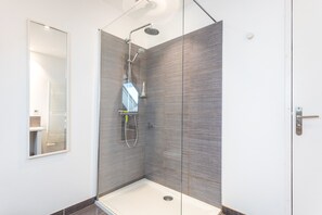 Dusche, Haartrockner, Handtücher
