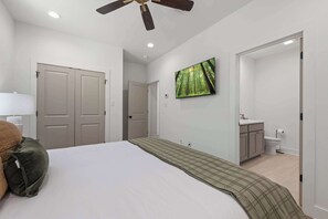 2 bedrooms, iron/ironing board, travel cot, free WiFi - New Luxury Home - King - Central Location - Premier Host (Lafayette)