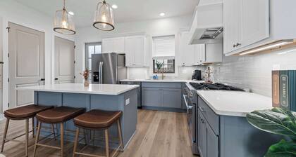New Luxury Home - King - Central Location - Premier Host