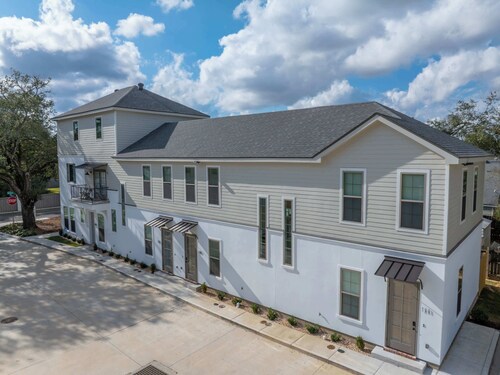 New Luxury Home - King - Central Location - Premier Host