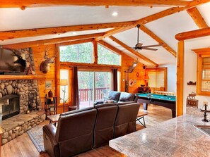 TV, fireplace - Klamath Creek Cabin-3 Bd-Hot Tub-PoolTable (Big Bear Lake)