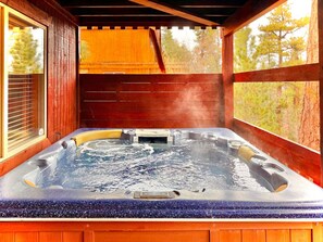 Outdoor spa tub - Klamath Creek Cabin-3 Bd-Hot Tub-PoolTable (Big Bear Lake)