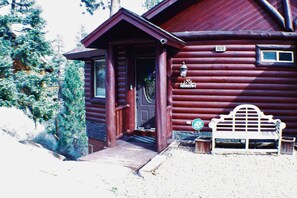 Exterior detail - Klamath Creek Cabin-3 Bd-Hot Tub-PoolTable (Big Bear Lake)
