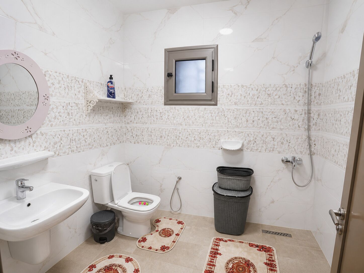 Douche, serviettes fournies, savon, papier toilette