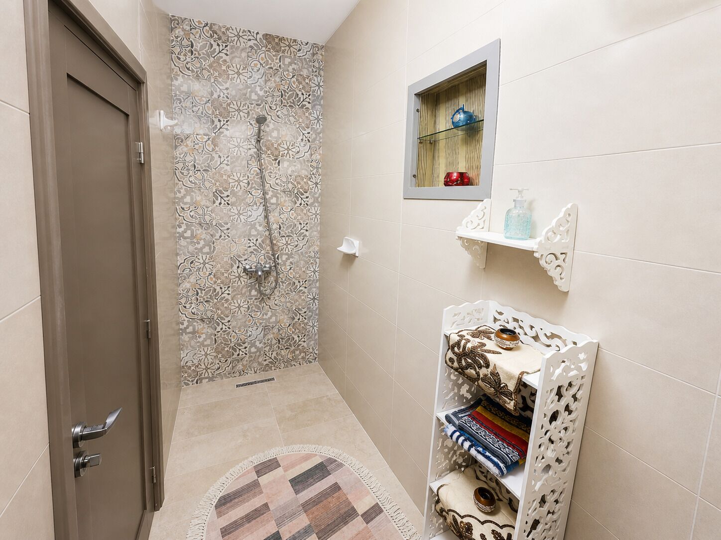 Douche, serviettes fournies, savon, papier toilette