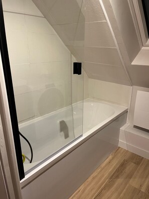 Shower, hair dryer, towels - Apartment 'Les Fougères' with Sea View and Wi-Fi (Erquy)