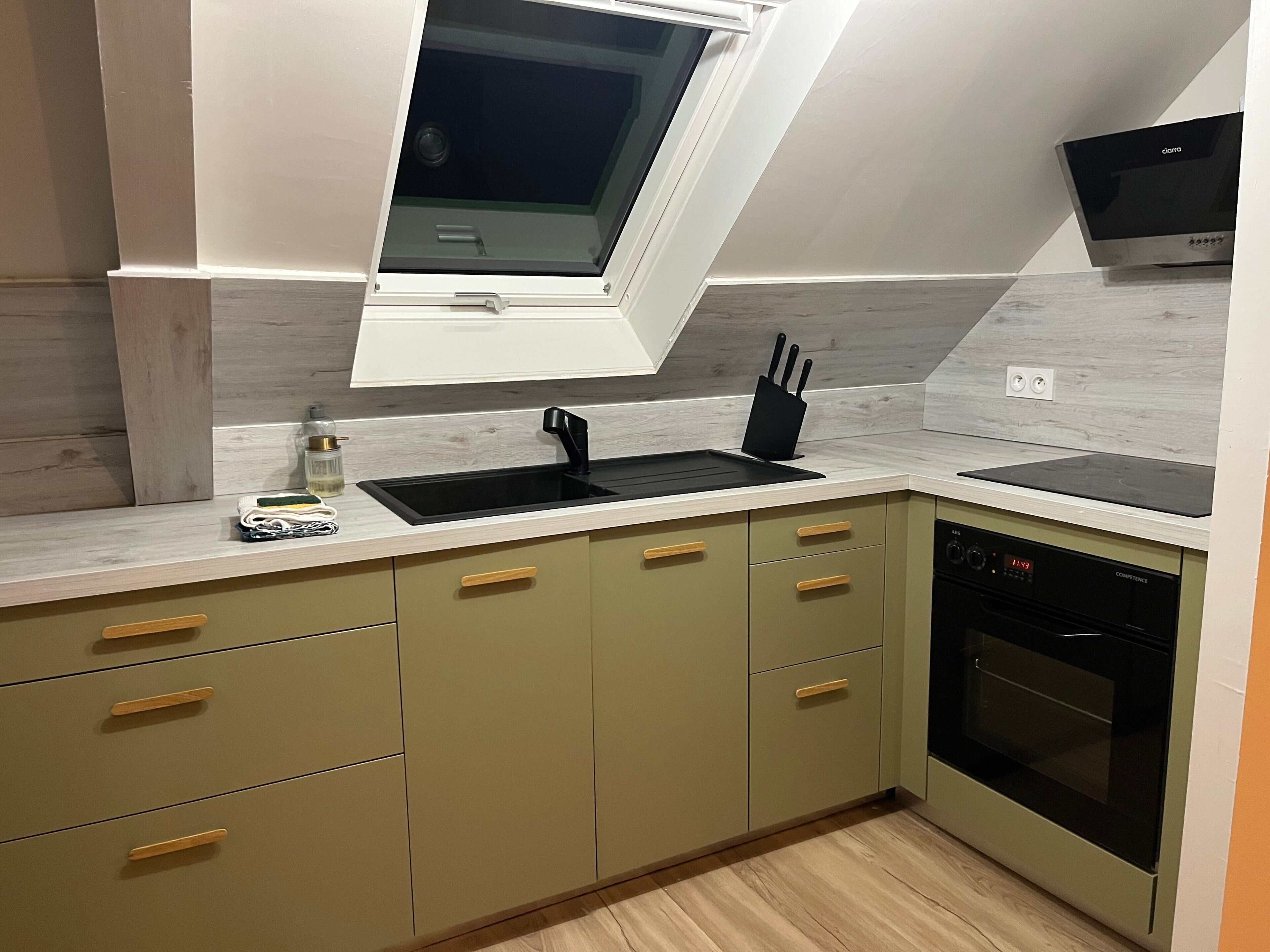 Een koelkast, een microgolfoven, een oven, een kookplaat